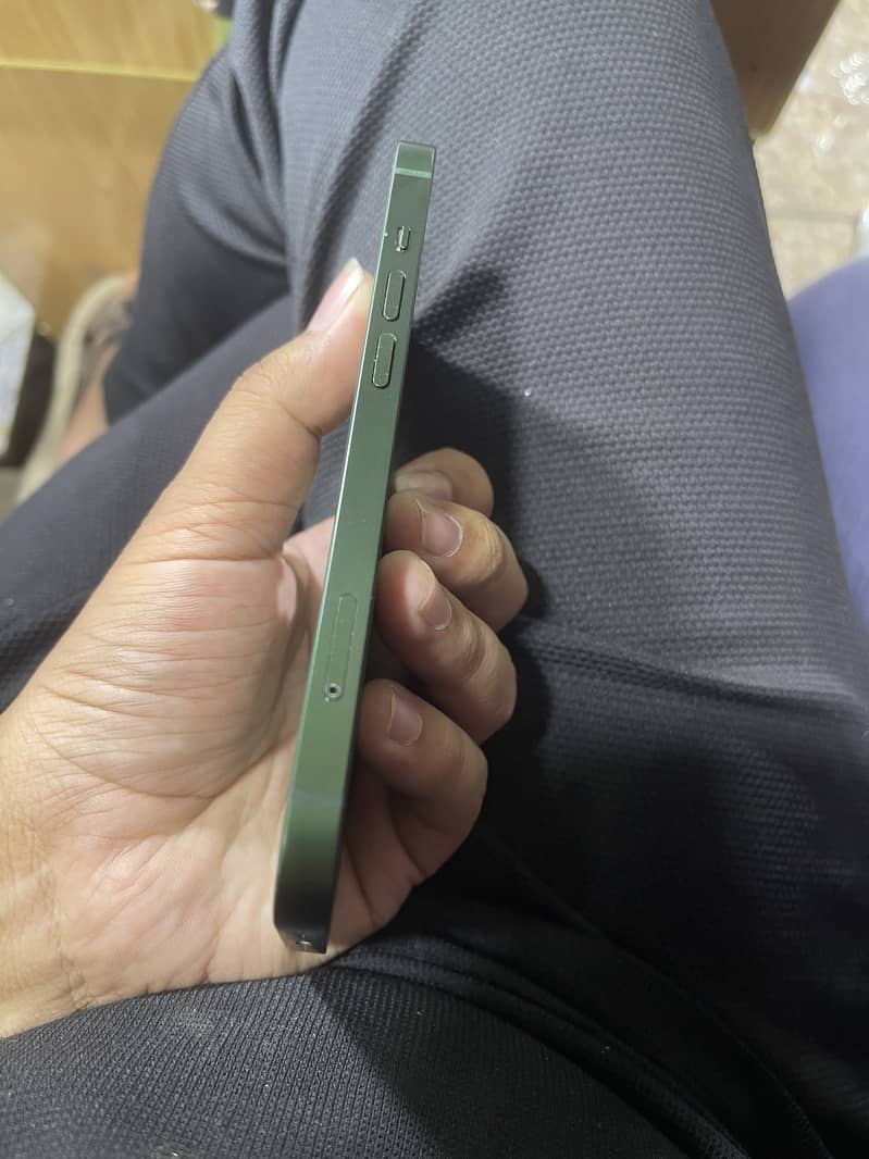 Apple iPhone 13 5