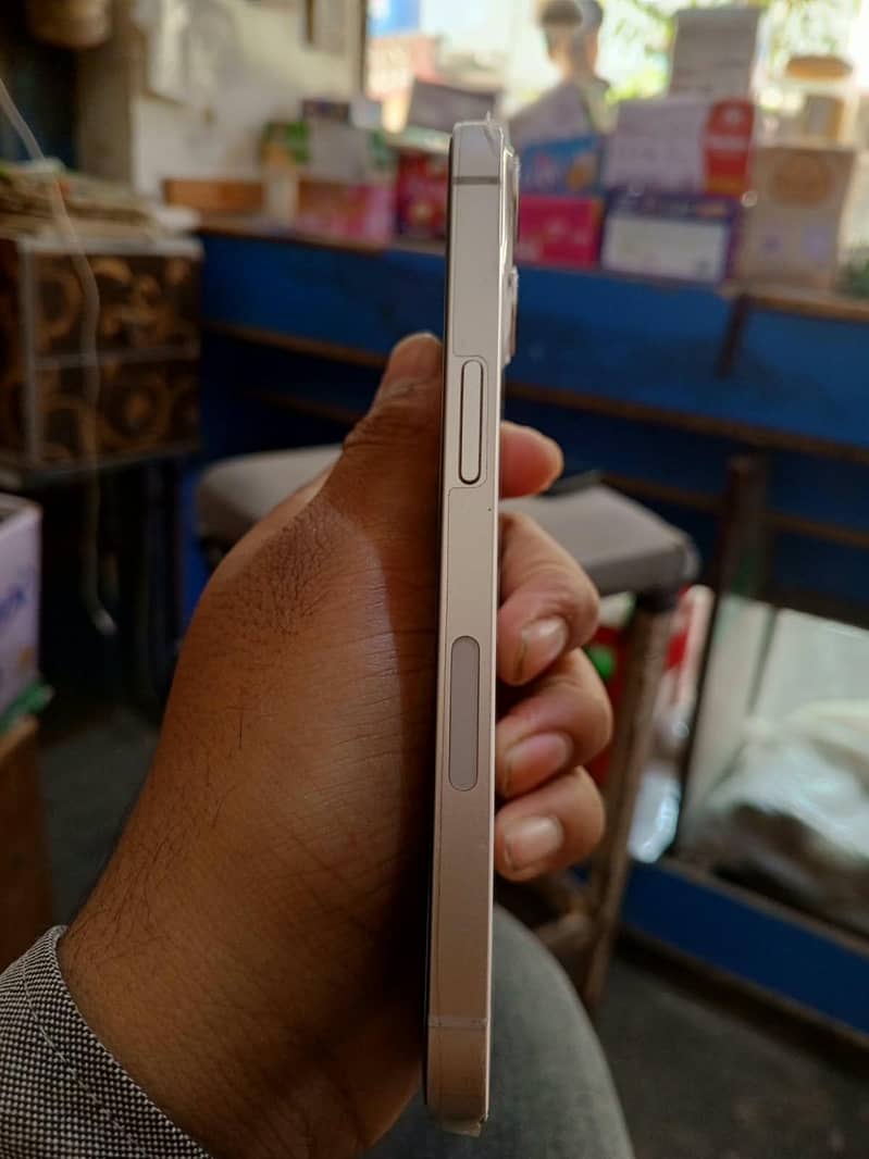 Apple iPhone 13 condition 10/10 7