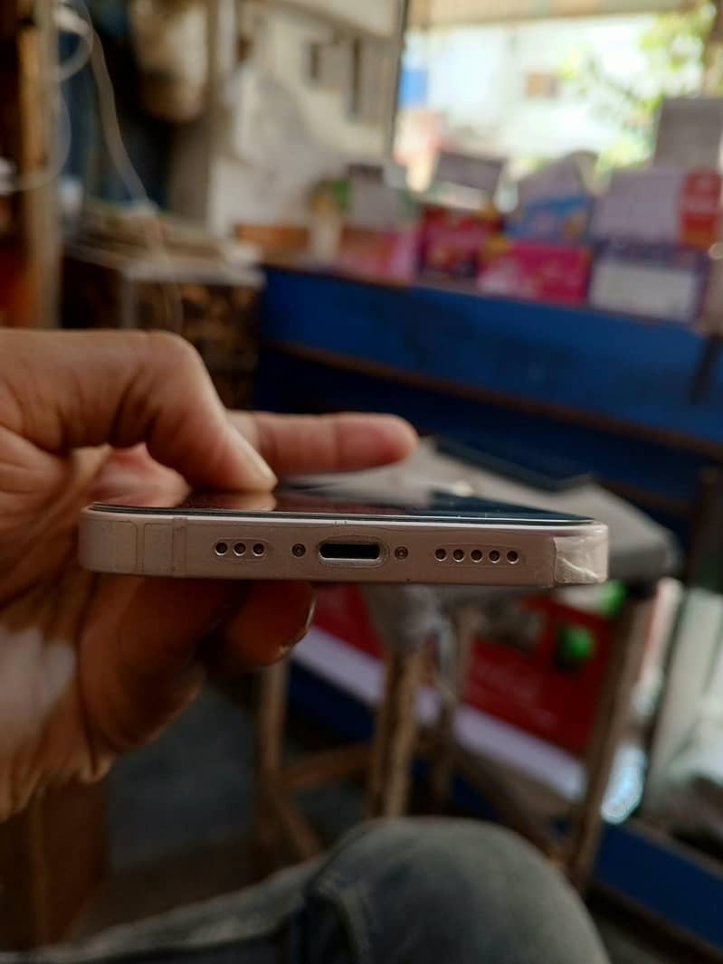 Apple iPhone 13 condition 10/10 8