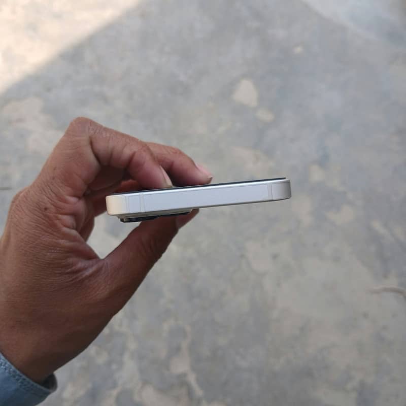 Apple iPhone 13 2