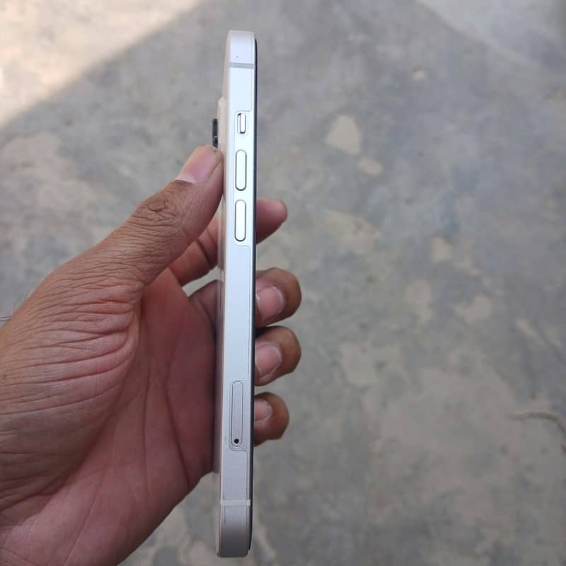 Apple iPhone 13 5