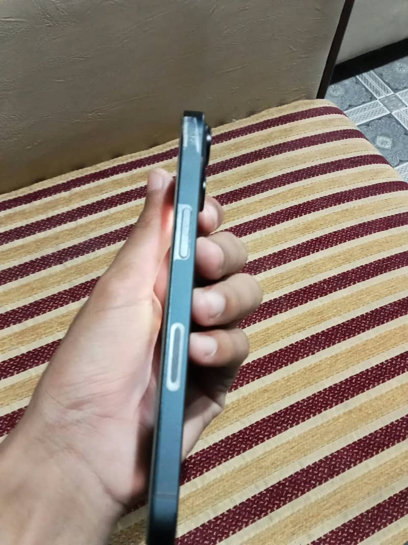 Apple iPhone 13 5