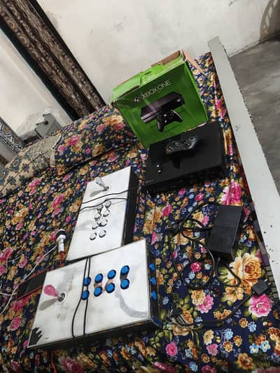 Xbox one 1tb & 2 arcade stick