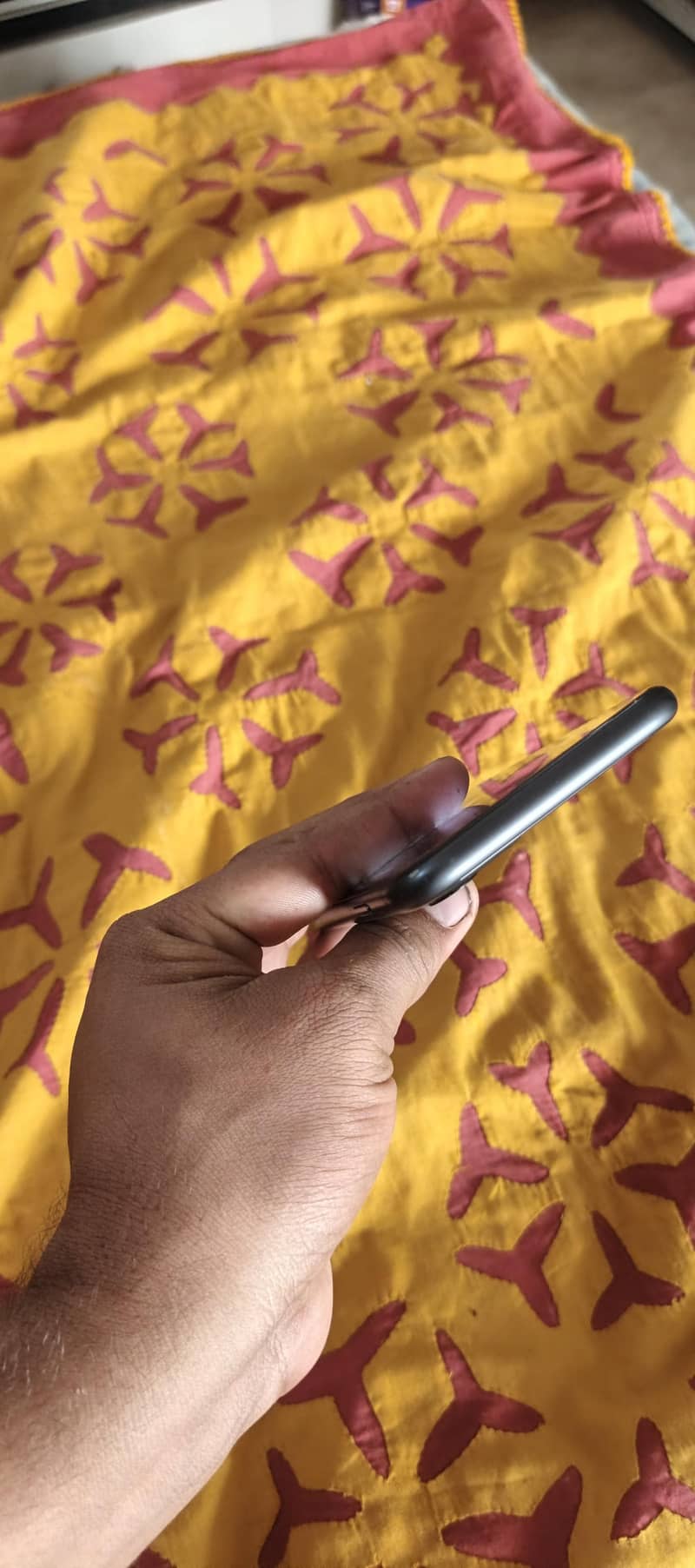 Apple iPhone 11 4