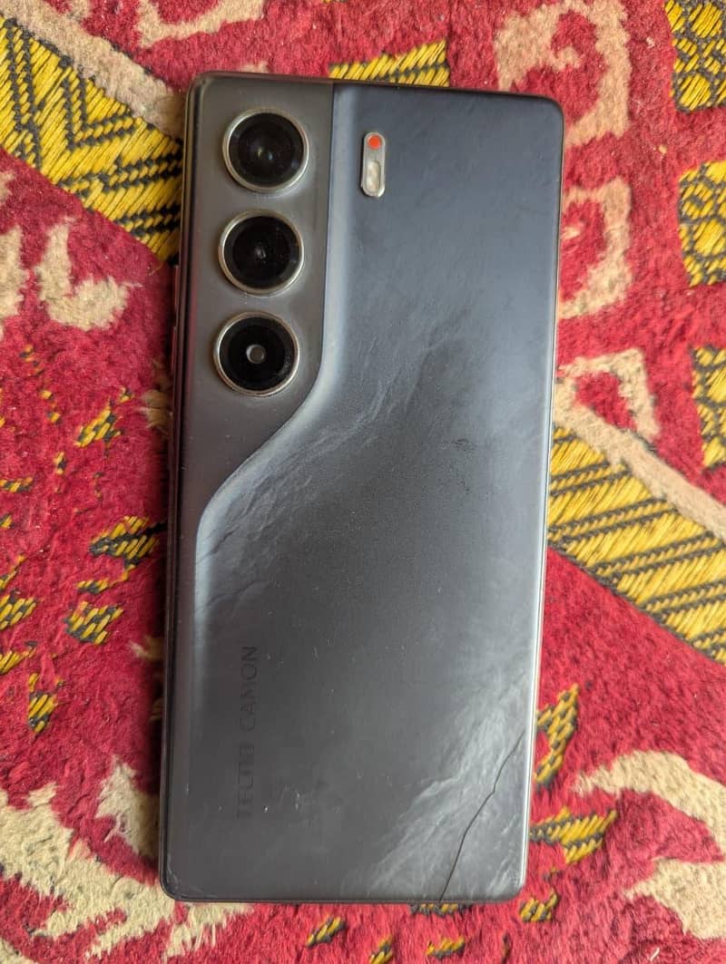 Tecno CAMON 40 1