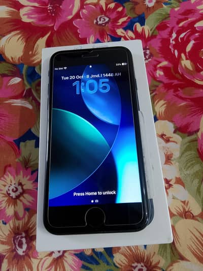 Iphone SE 2022 SE 3 with box and cable