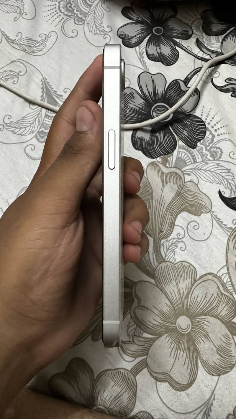 Apple iPhone 16e jv 1