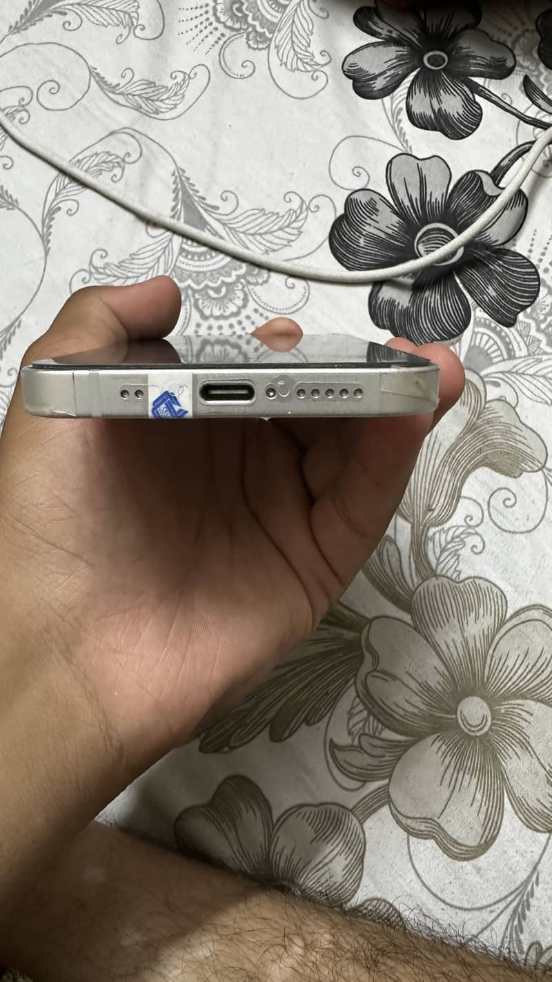 Apple iPhone 16e jv 4