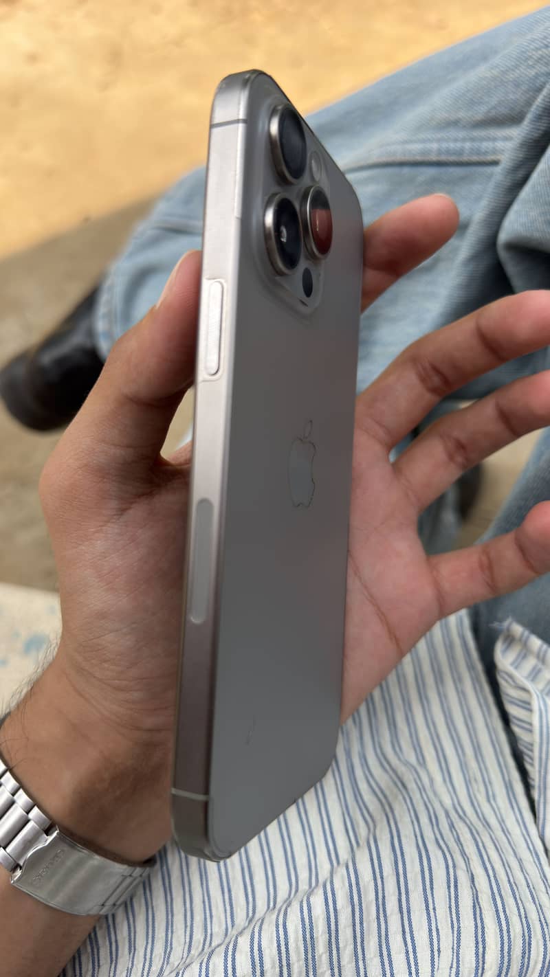 Apple iPhone 15 Pro Max 3