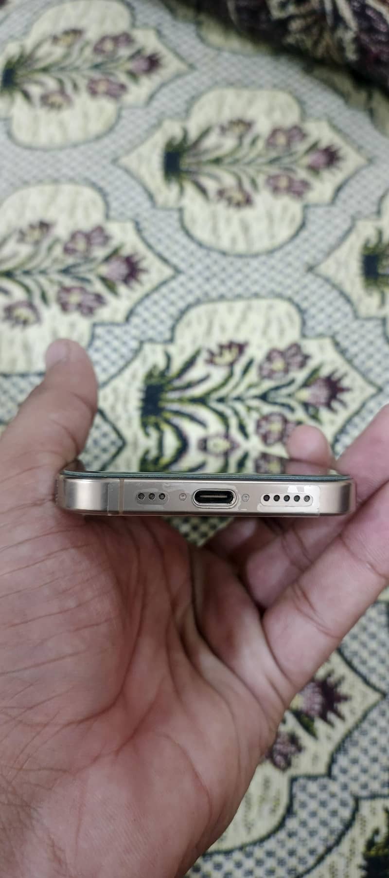 Apple iPhone 16 Pro 1