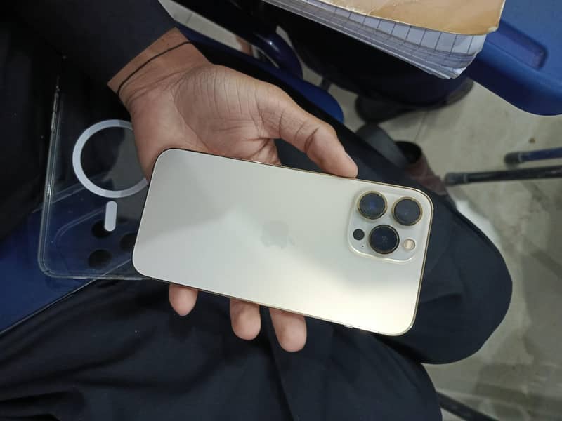 Apple iPhone 13 Pro Max 4