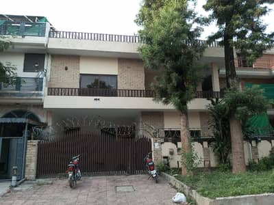 I-8 Near Kachnar Park Beautiful House For Rent.