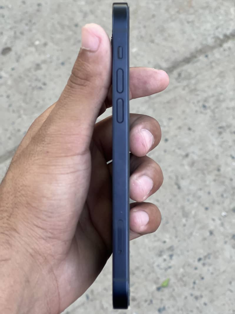 Apple iPhone 12 4