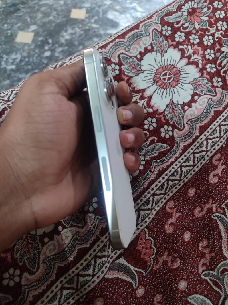 Apple iPhone 15 Pro 2