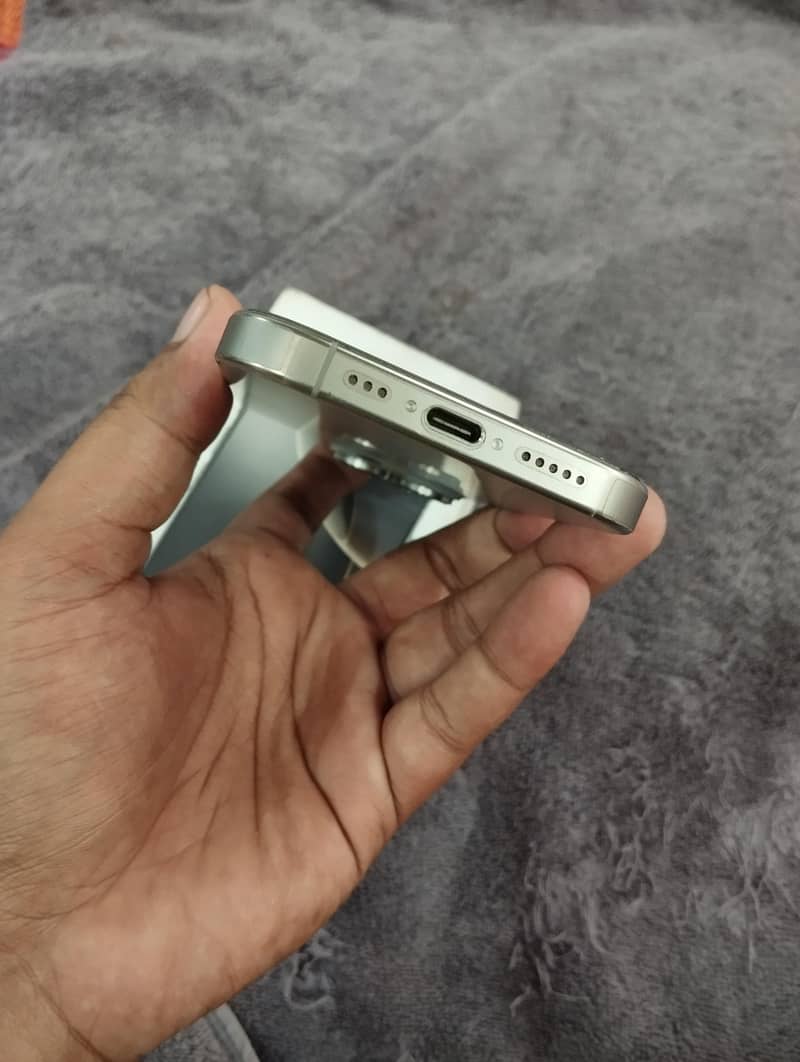 Apple iPhone 16 Pro 4
