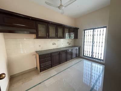 1 kanal upper portion almost brand new