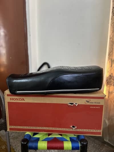 Honda 125 Geniune chrome seat for sale in lahore