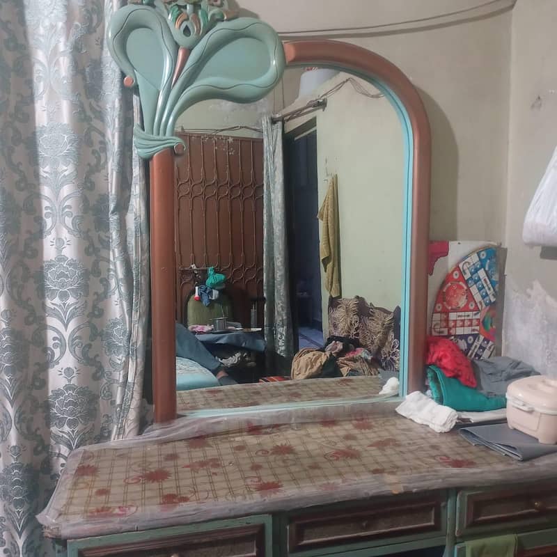 Queen bed with free furniture 8
