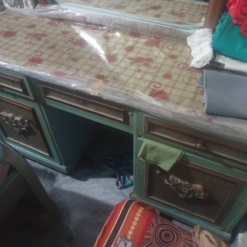 Queen bed with free furniture 9