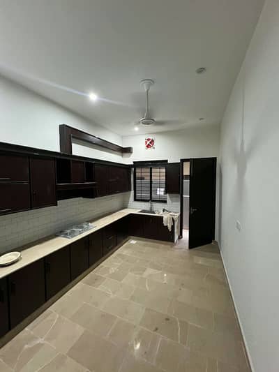 2 kanal upper portion almost brand new