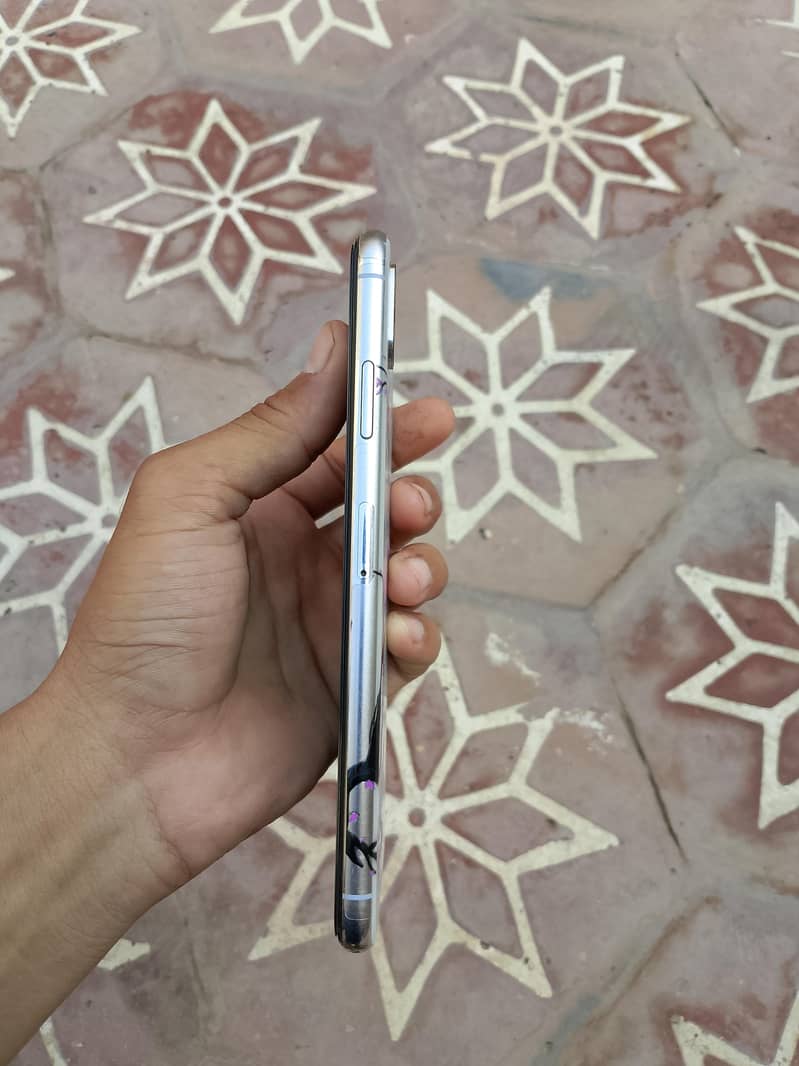 Apple iPhone XS Max 3