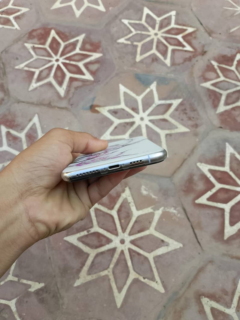 Apple iPhone XS Max 4