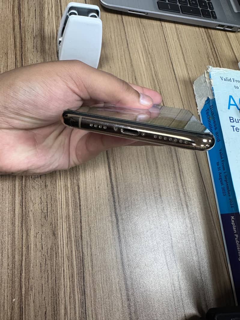Apple iPhone 11 Pro Max 2