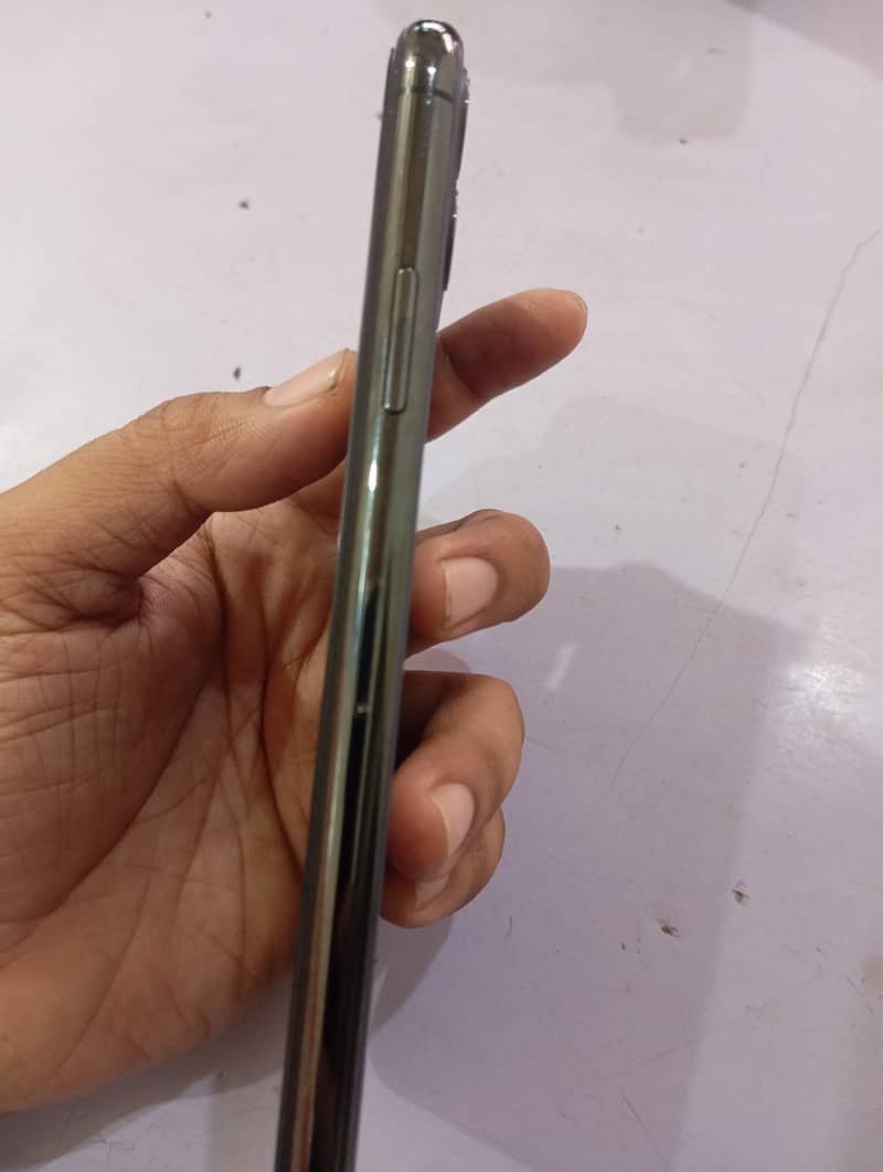Apple iPhone 11 Pro Max 2