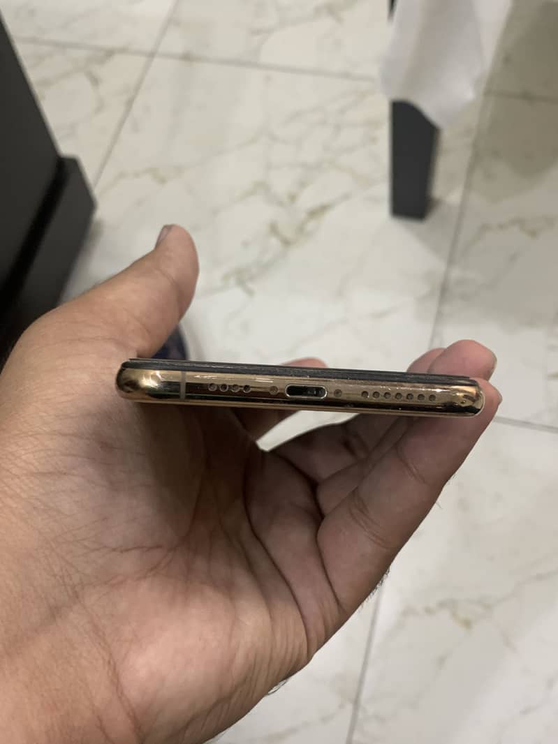 Apple iPhone XS Max 3