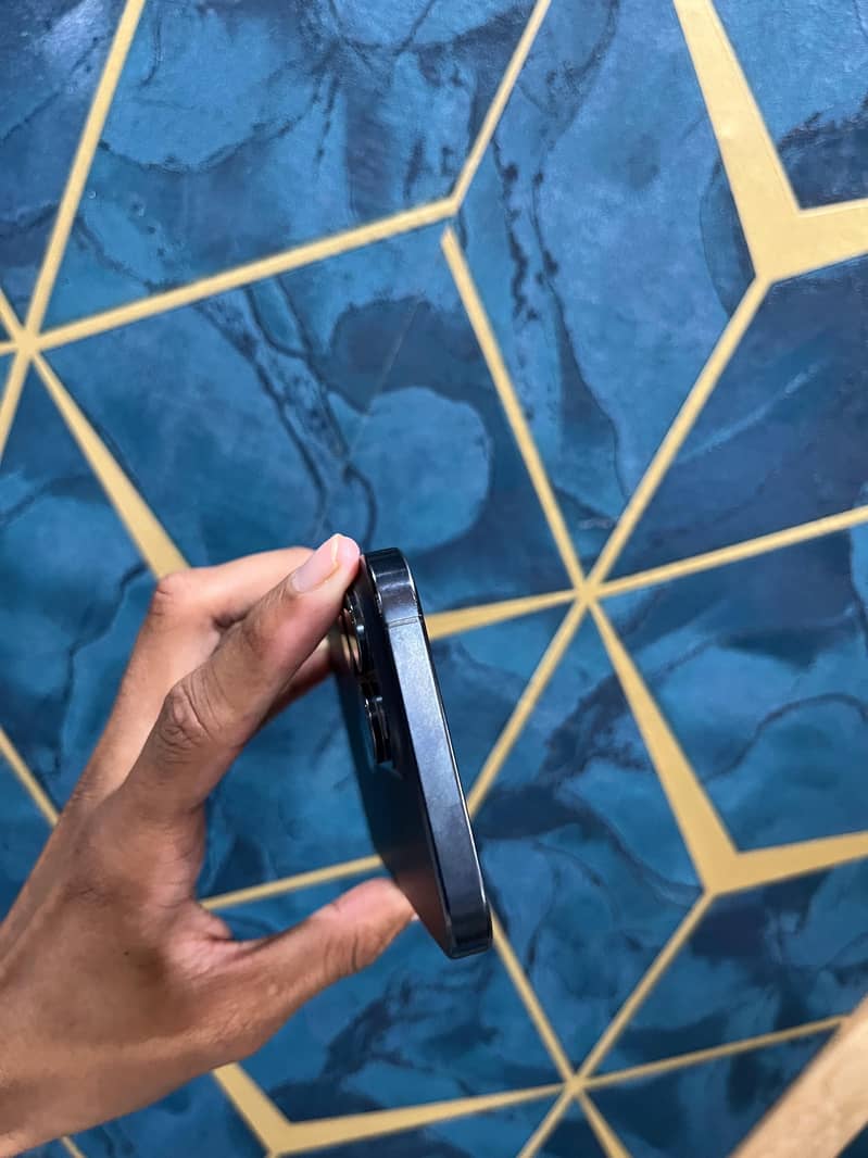 Apple iPhone 15 Pro Max 6