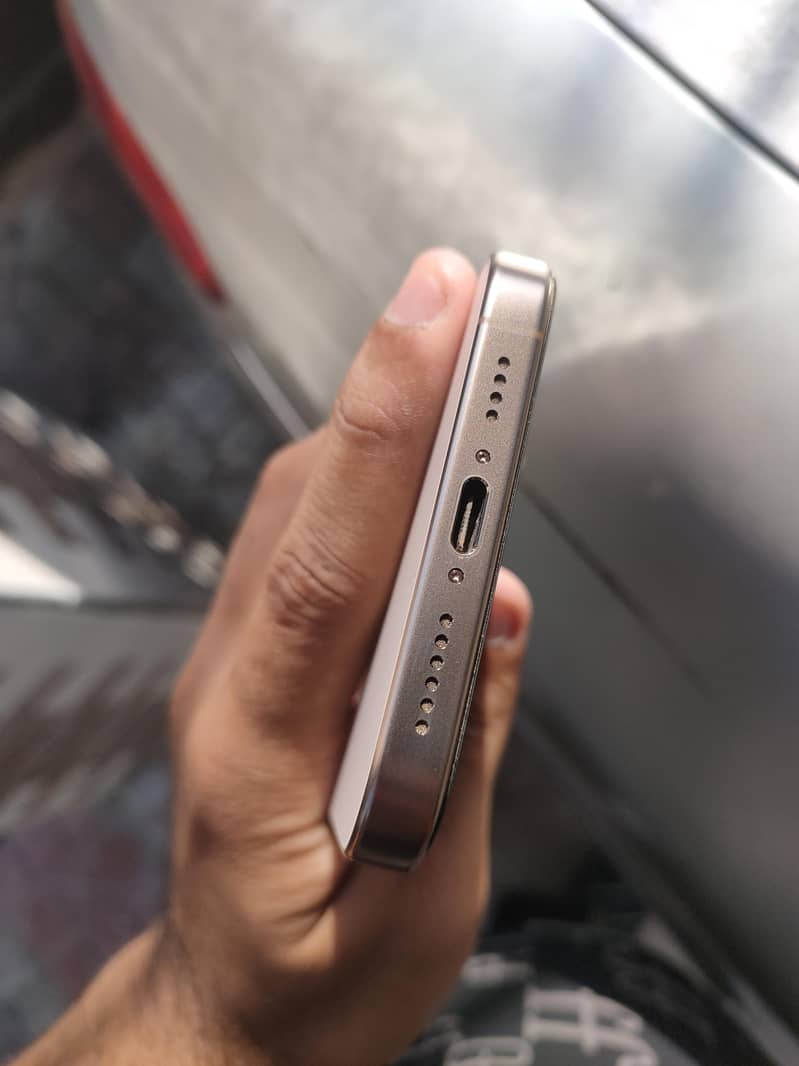 Apple iPhone 16 Pro Max 4