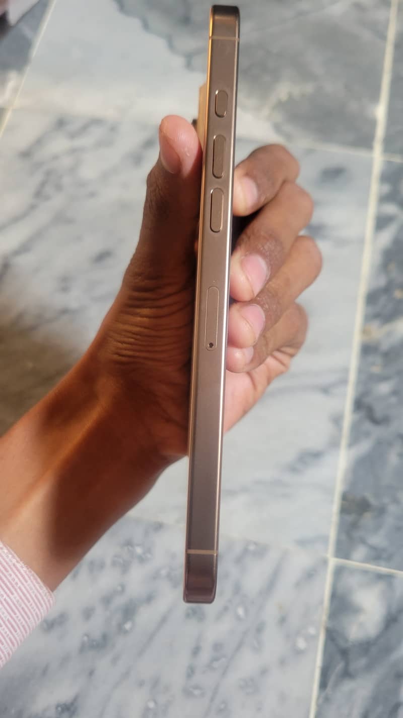Apple iPhone 16 Pro Max 3