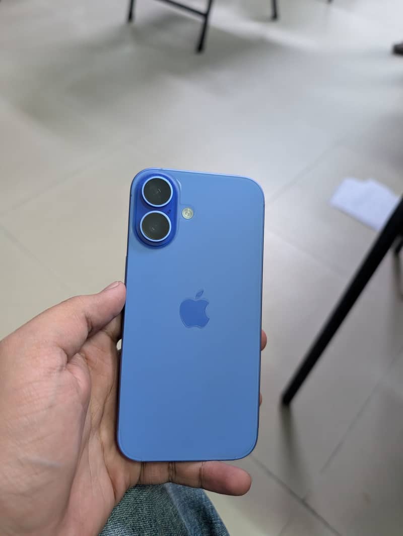Apple iPhone 16 3