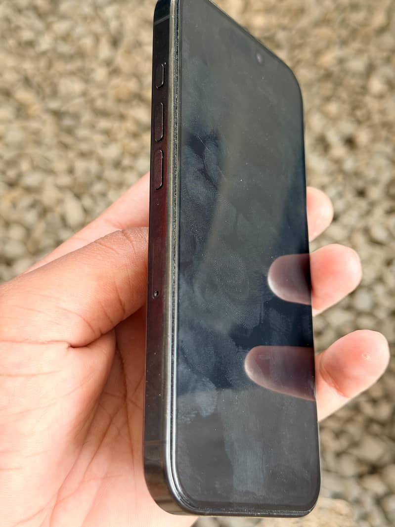 Apple iPhone 16 Pro 1