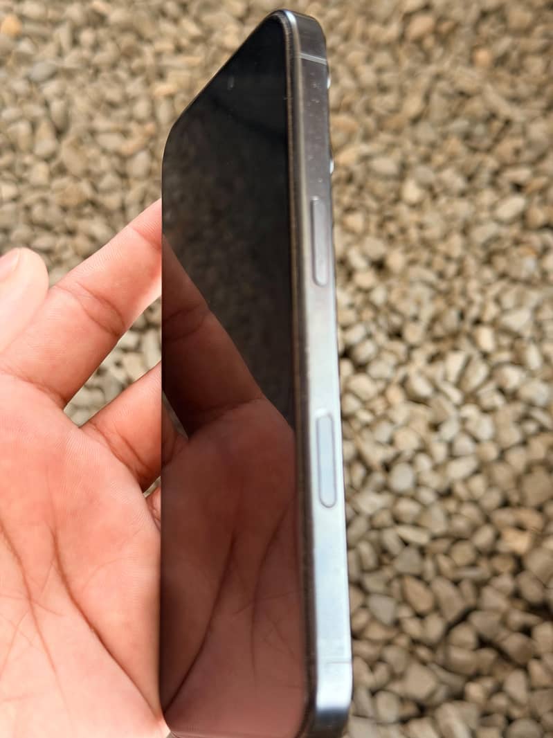 Apple iPhone 16 Pro 2