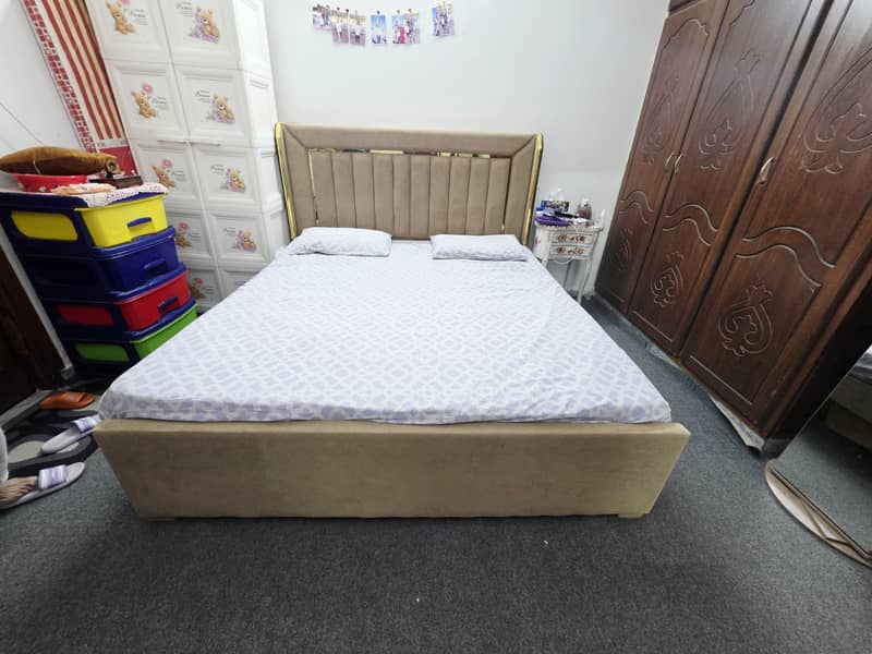 King size bed 0