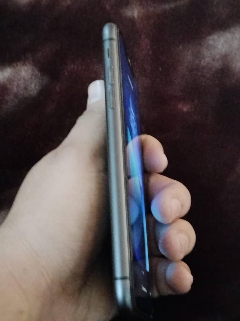 Apple iPhone 11 3