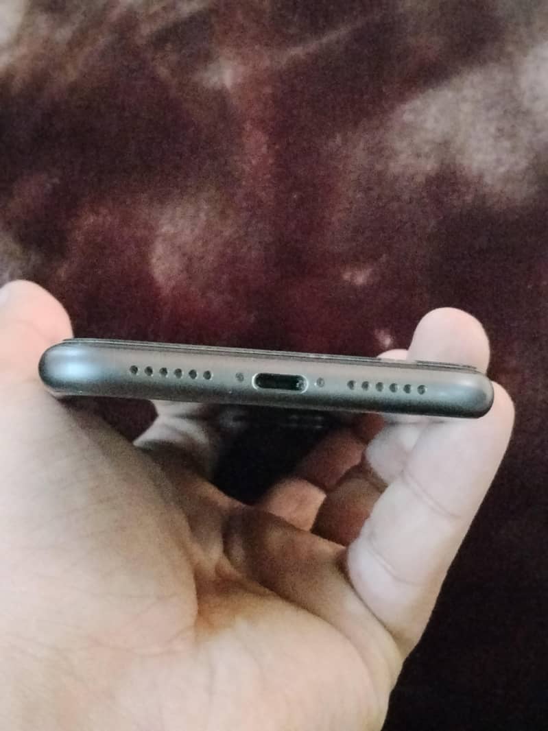 Apple iPhone 11 4