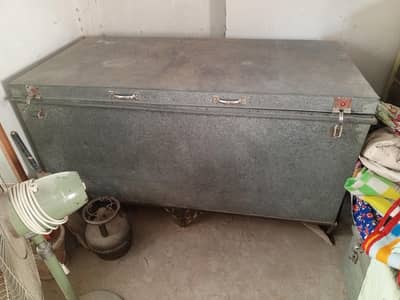 Paiti Kapro wali ,, (Trunk) size 3 by 6  with Stand