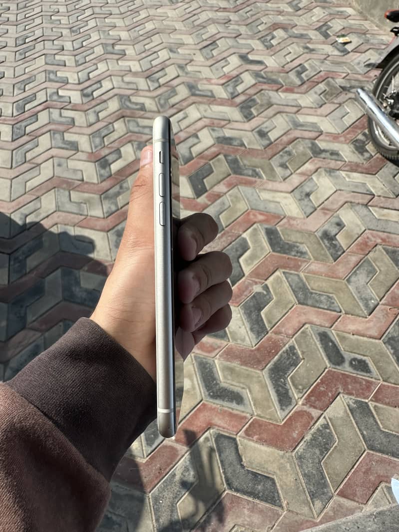 Apple iPhone 11 3