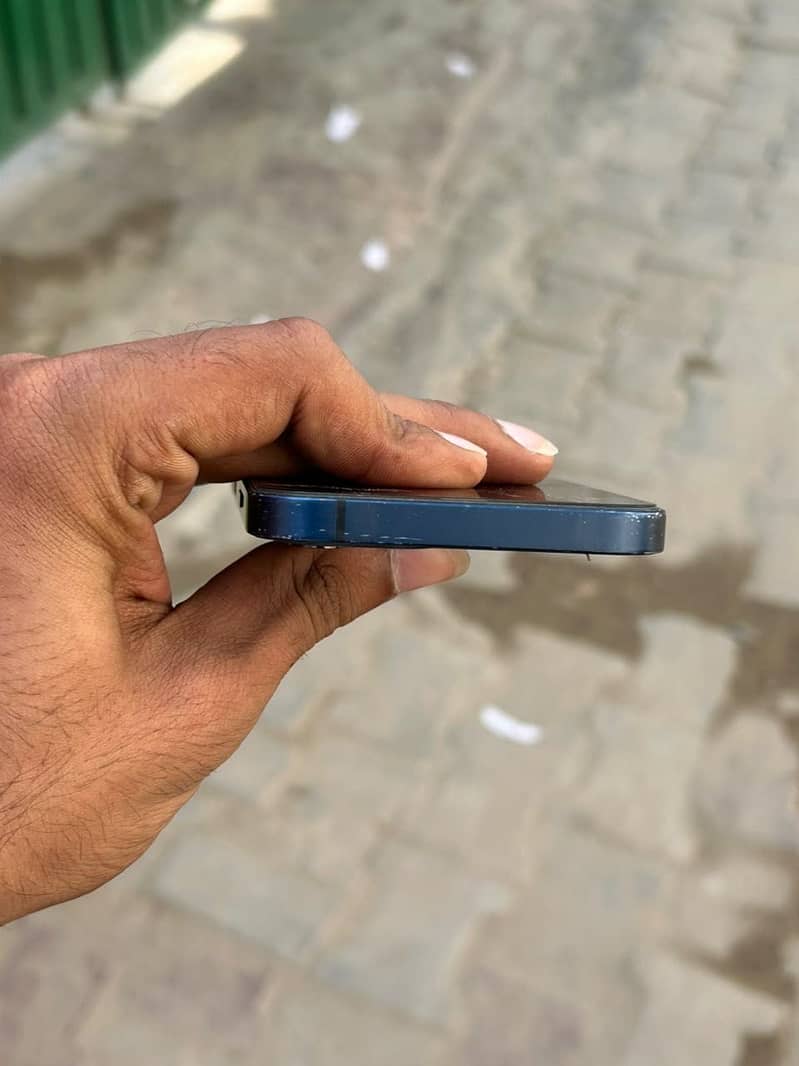 Apple iPhone 12 4