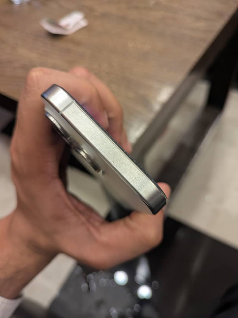 Apple iPhone 15 Pro 4