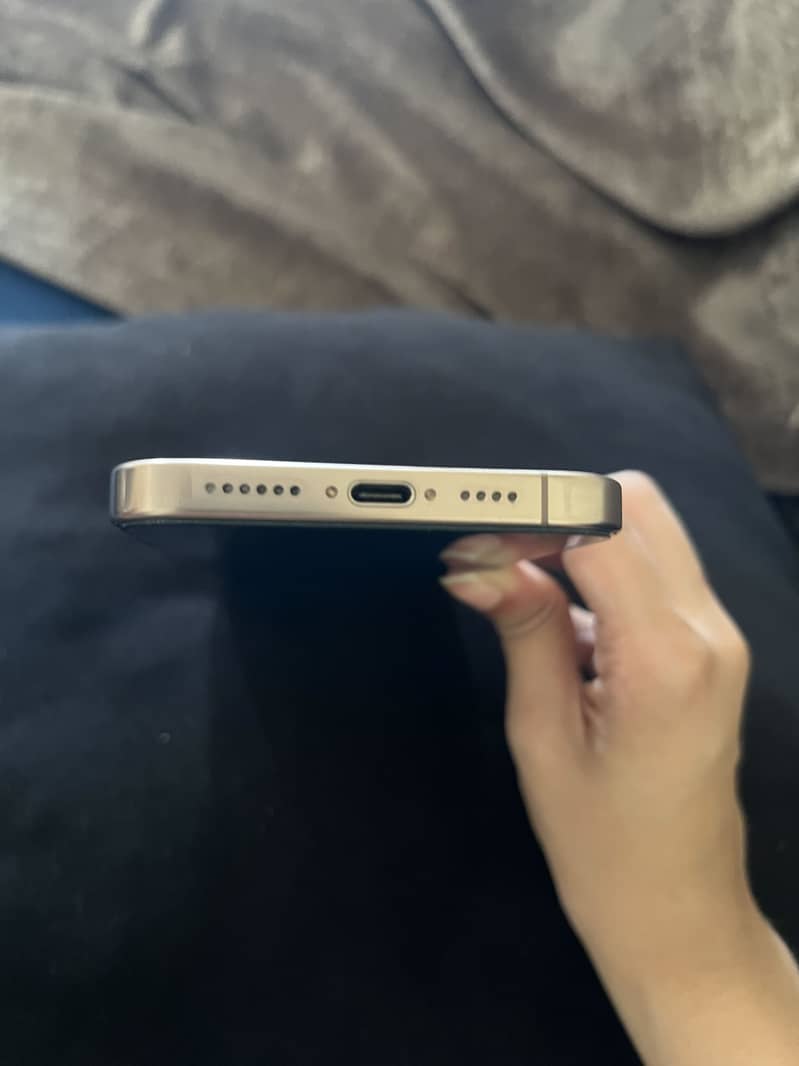 Apple iPhone 16 Pro Max 0