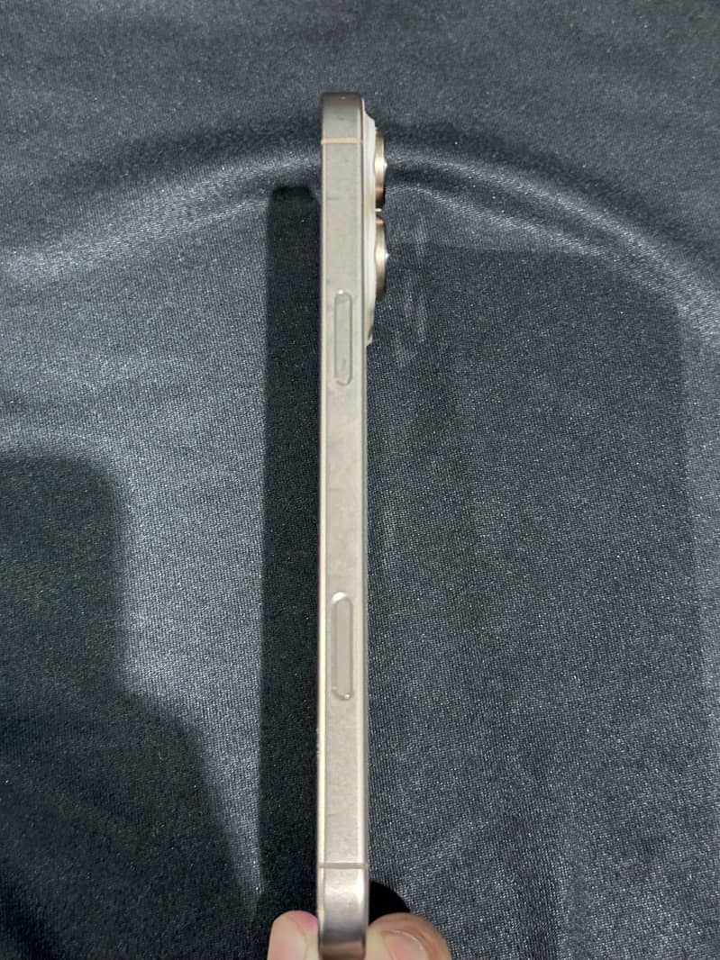 Apple iPhone 16 Pro Max 4