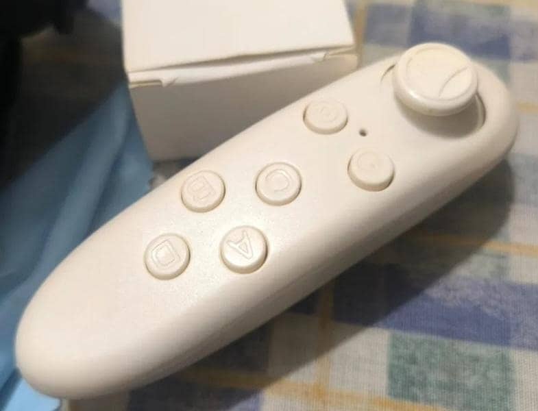 vr box with remote 2
