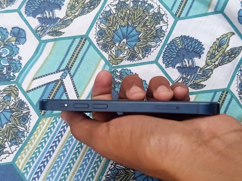 Apple iPhone 13 mini 4
