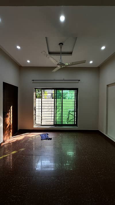 5 MARLA FULL HOUSE AVAILABLE FOR RENT IN EDEN BOLUEVARD HOUSING SOCIETY COLLEGE ROAD LAHORE .