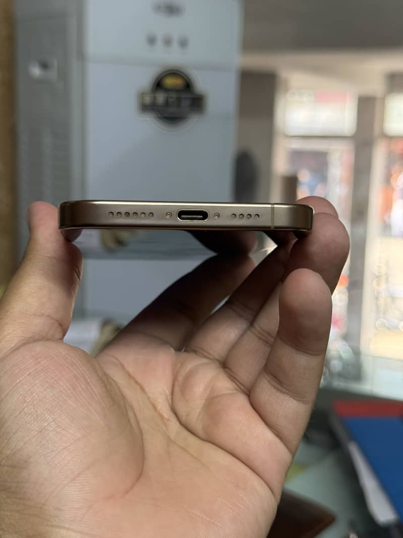 Apple iPhone 16 Pro Max 2