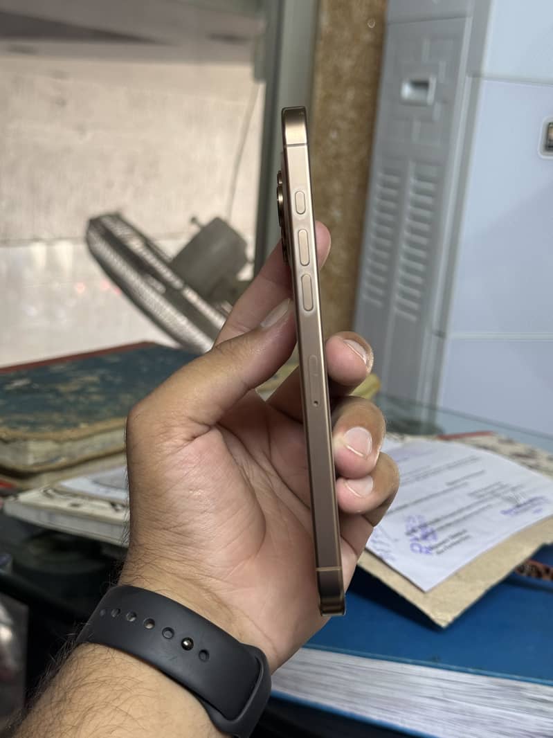 Apple iPhone 16 Pro Max 4