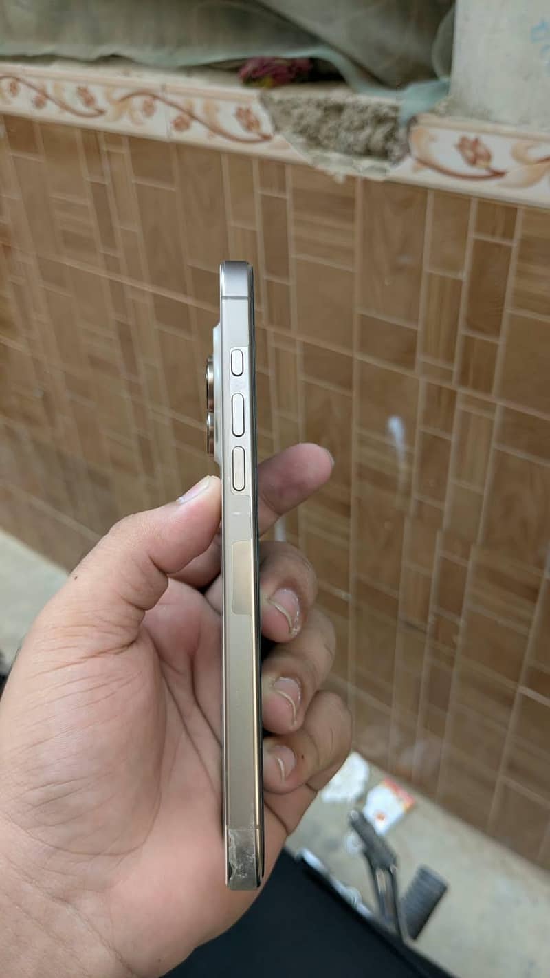 Apple iPhone 16 Pro Max 0